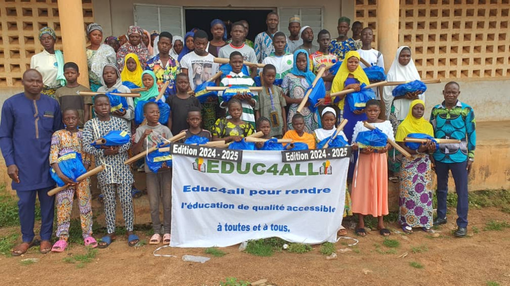 Cérémonies de Remise des kits scolaires au meilleurs élèves des collèges et lycées de la commune de Bassila. L'oeuvre émane de l'ONG Éduc 4 ALL. L'opération sest déroulée la veille de la rentrée scolaire 2024 2025 dans les quatre arrondissement de Bassila